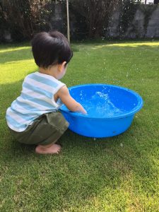 息子-水遊び