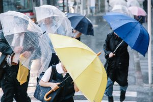 台風の風で傘がななめに